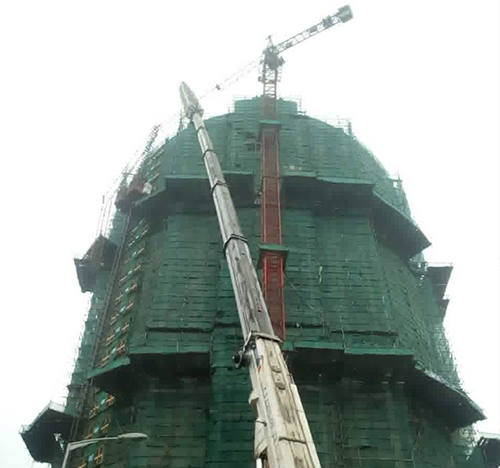 贺兰吊车在工地上作业